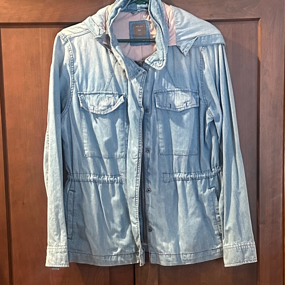 Women's GAP Light Blue Hooded Denim Utility Jacket. Size M.